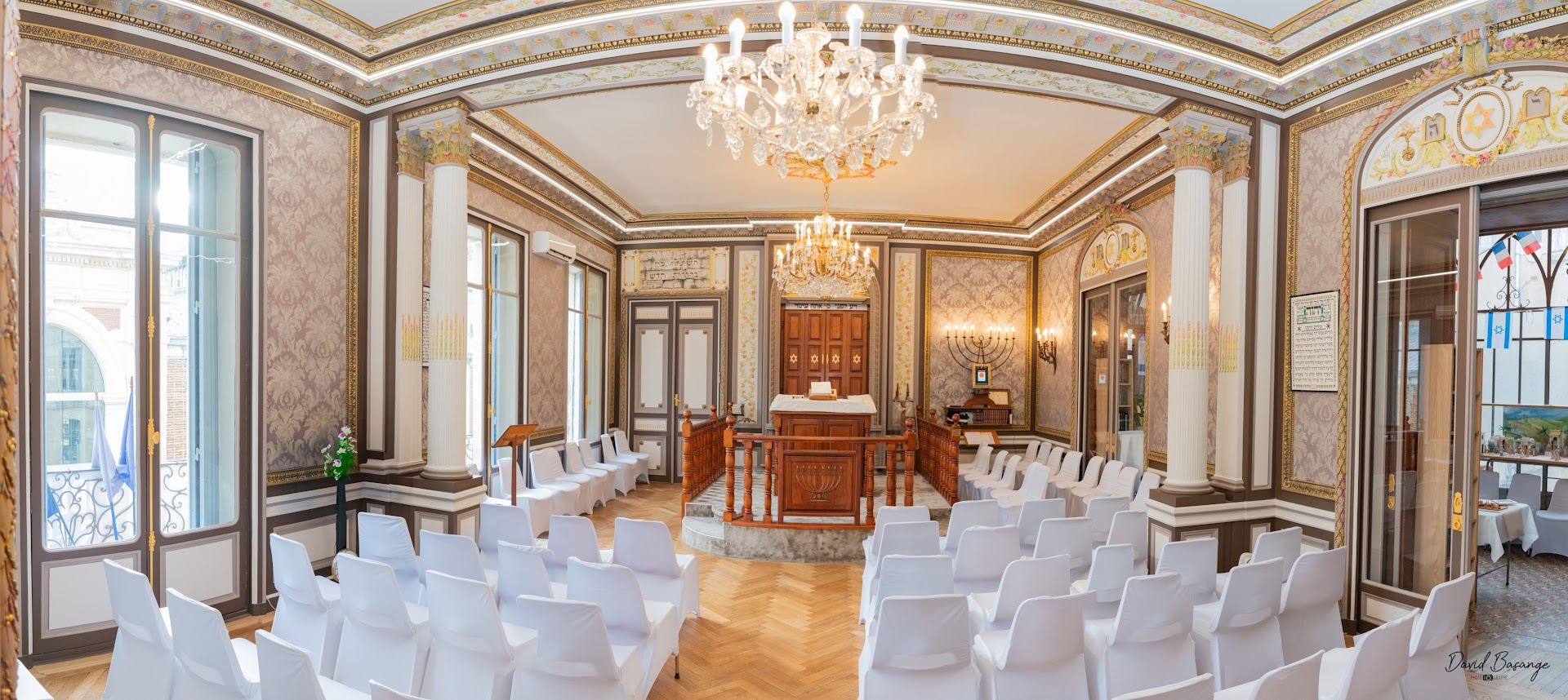 Intérieur de la synagogue de Béziers, avec ses lustres, ses colonnes et sa téva